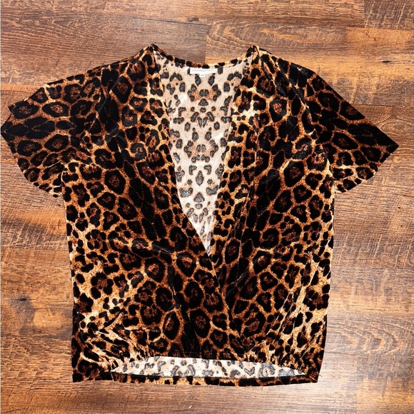 WAVERLY GRAY VELVET Leopard WRAP TOP SIZE M - Picture 1 of 4